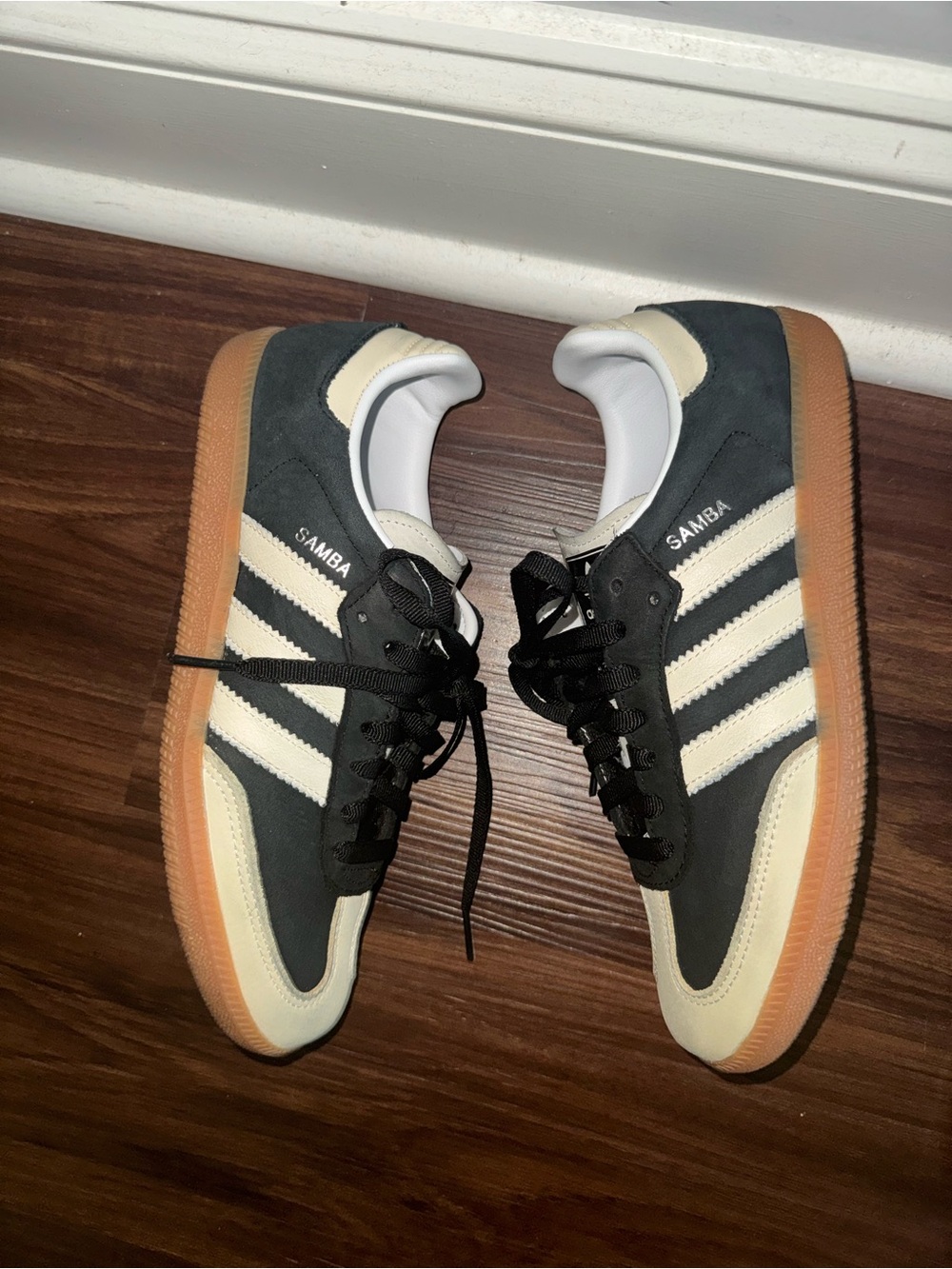 Black/Cream Gum Sole Sneakers – Women’s Size 8